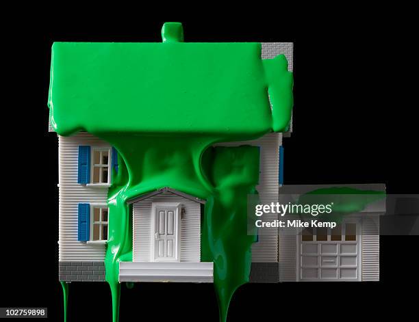 green paint on a model home - maison témoin modèle réduit photos et images de collection