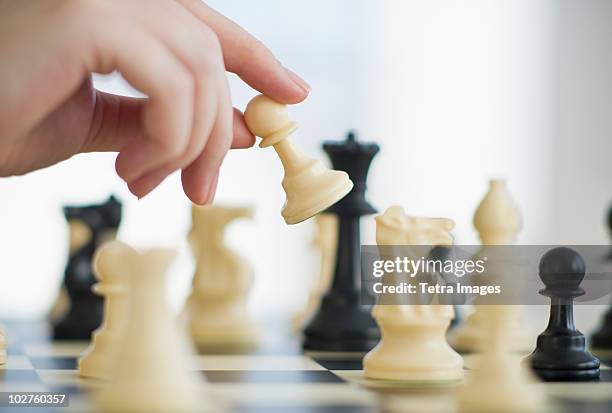 playing game of chess - ajedrez fotografías e imágenes de stock