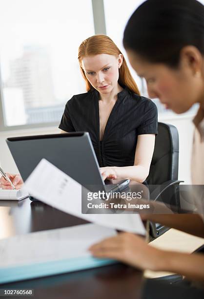 businesswomen working in conference room - 622 32 ストックフォトと画像