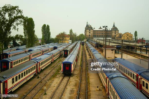 entrada a la antigua estación de ferrocarril de estambul. tren de vagones sobre carriles y rieles. muchos de los vagones no funcionan y algunos están esperando a ser reparado. - haydarpasa fotografías e imágenes de stock