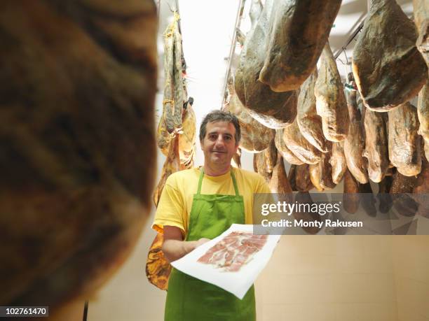 Man Holding Freshly Sliced Ham, Foto de stock