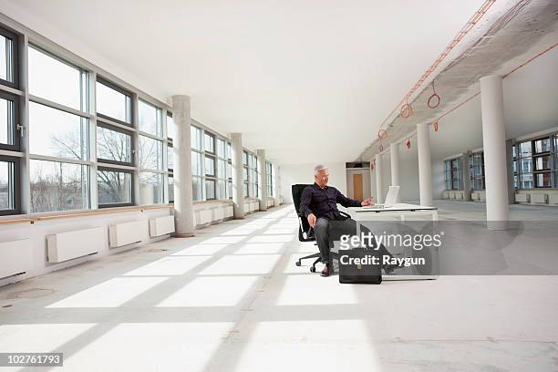 businessman sitting in future office - münchen immobilie büro stock-fotos und bilder