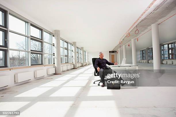 businessman sitting in future office - bureau de change stockfoto's en -beelden