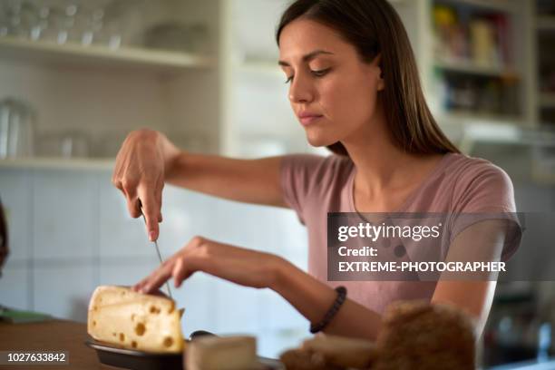 vrouw in de keuken - gouda stockfoto's en -beelden