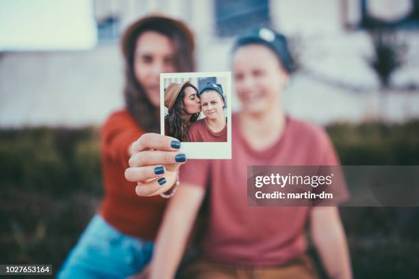 pareja joven/esposos retrato instantánea que muestra a la cámara - teenage lesbian fotografías e imágenes de stock