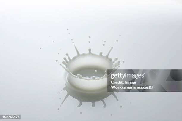 milk splash crown - splash crown stock pictures, royalty-free photos & images