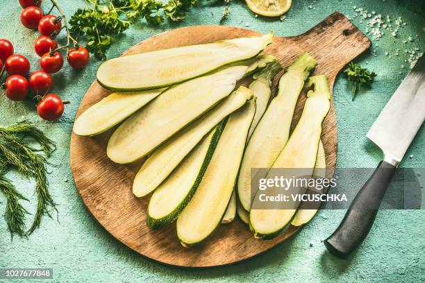 slit along , sliced zucchini on cutting board with knife - marrow squash 個照片及圖片檔