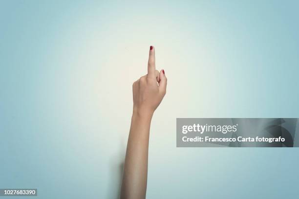 hand sign - dedo índice fotografías e imágenes de stock