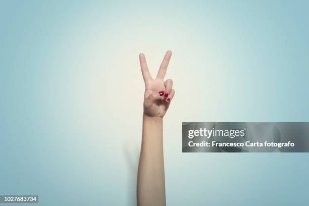 hand sign - gesto de victoria fotografías e imágenes de stock