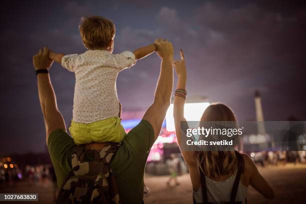 familia joven con hijo en la calle feria. - concierto fotografías e imágenes de stock