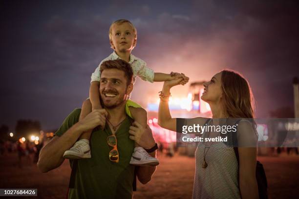 junge familie mit sohn auf street fair. - festival goer stock-fotos und bilder