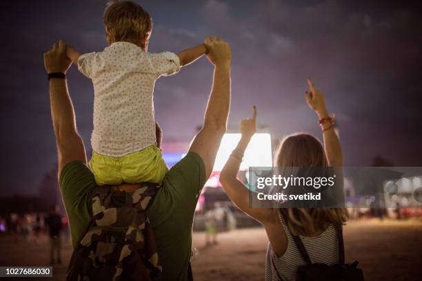 familie auf festival - festival goer stock-fotos und bilder