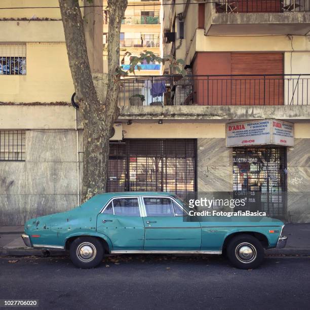 coche deportivo clásico aparcado en la calle - rusty old car fotografías e imágenes de stock