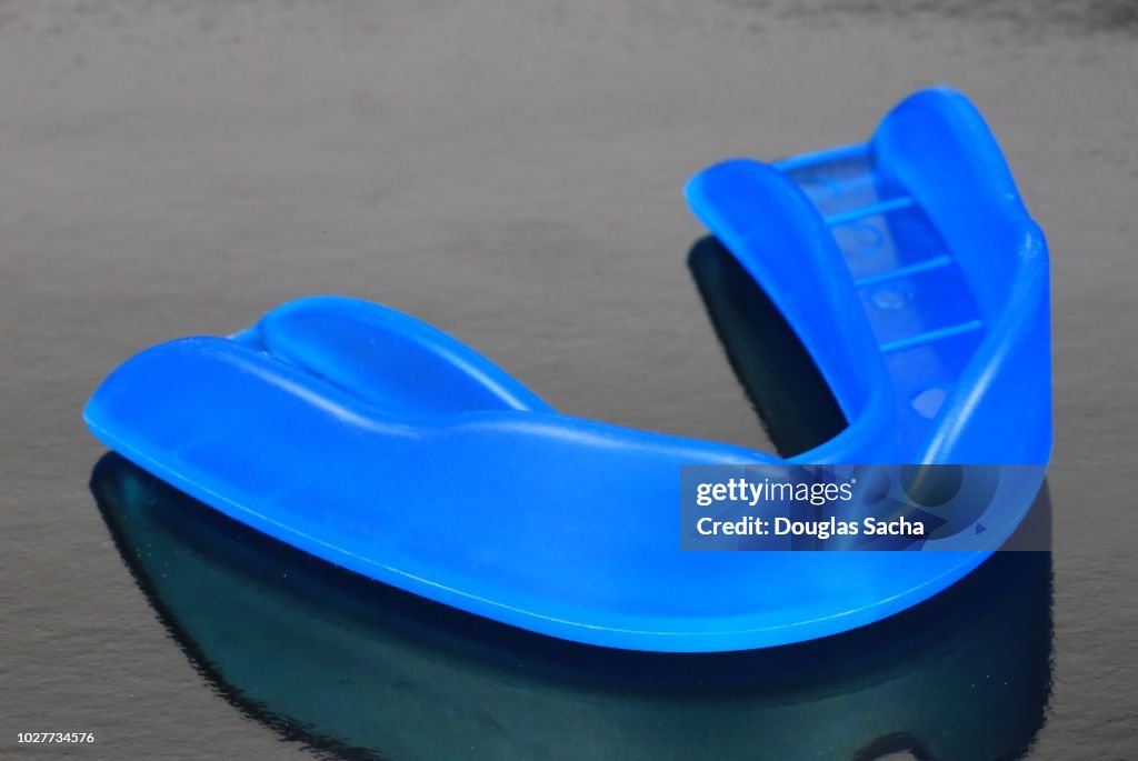 Mouthguard device to prevent and reduce injury