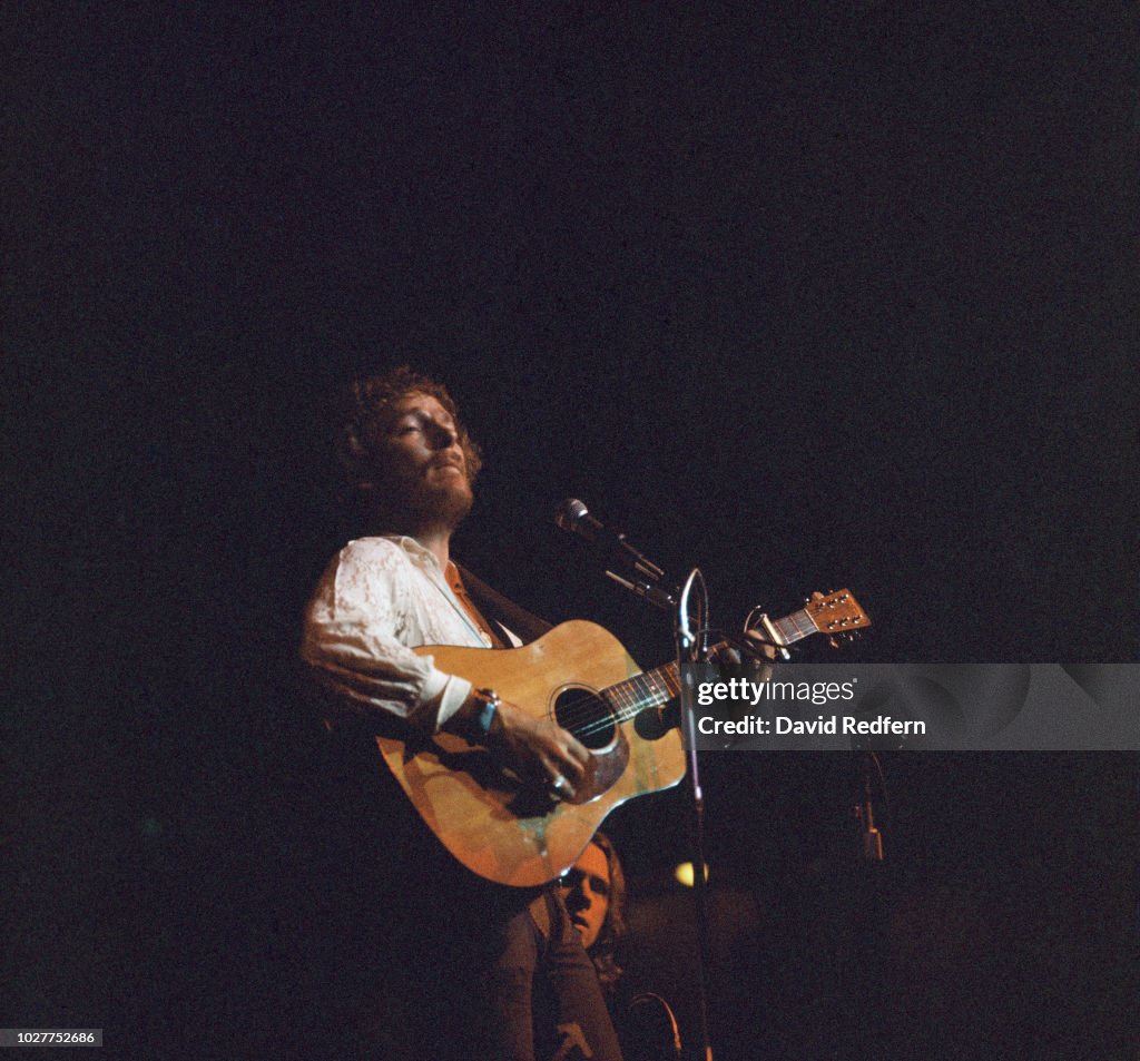 Lightfoot Singer Canadian singer-songwriter Gordon Lightfoot performing on stage at ...