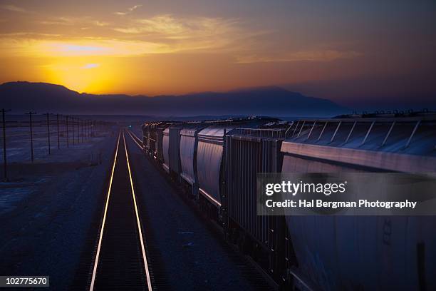 freight train - boxcar stock-fotos und bilder