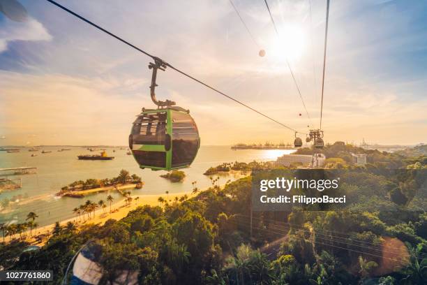 viagem de teleférico em ilha de sentosa, singapore - teleférico veículo terrestre comercial - fotografias e filmes do acervo