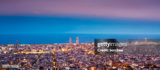 barcelona skyline in de nacht - barcelona night stockfoto's en -beelden