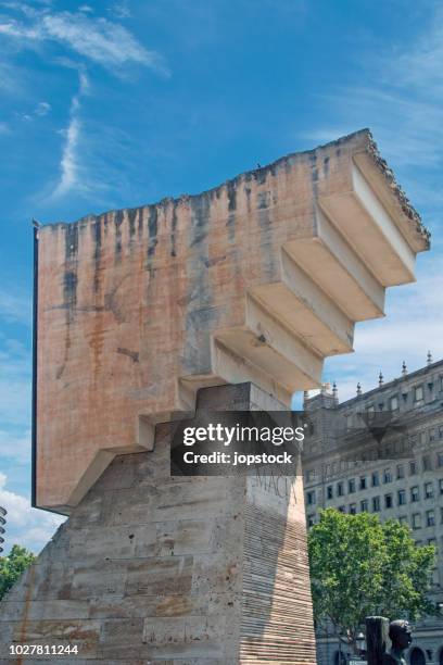 monument to catalan independence at plaza catalunya in barcelona - catalonia square stock pictures, royalty-free photos & images