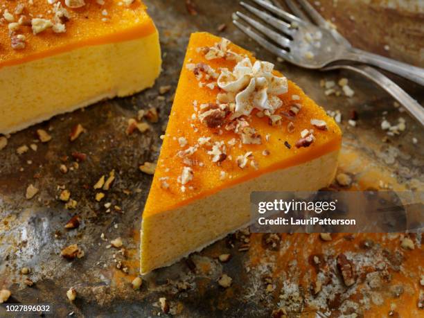 no-bake pumpkin spice cheesecake with shortbread crust - cheesecake imagens e fotografias de stock