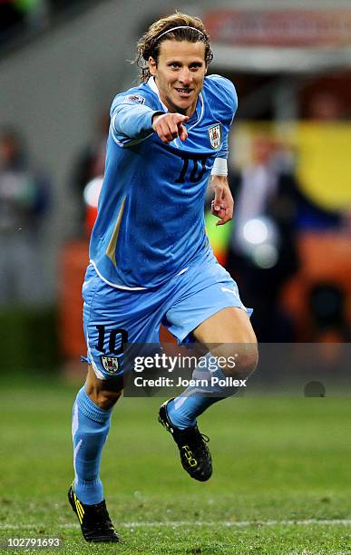 Forlan Number Diego Forlan Photos and Premium High Res Pictures - Getty Images