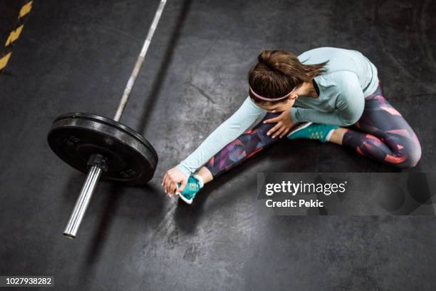 exercices d’étirement dans la salle de gym - muscle stock photos et images de collection