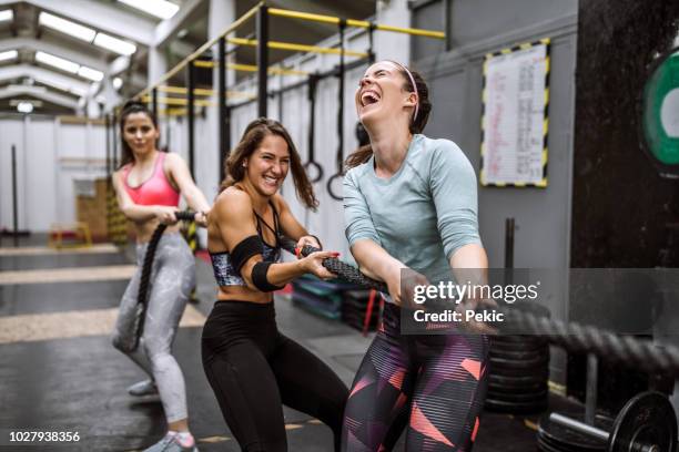 allenamento con corda da battaglia sull'allenamento incrociato - tough lady foto e immagini stock