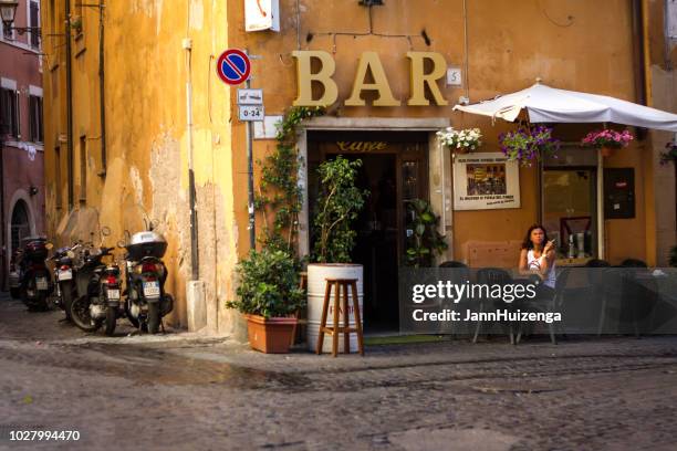 rom, italien: frau sitzt draußen kaffee bar rauchen - italienischer abstammung stock-fotos und bilder