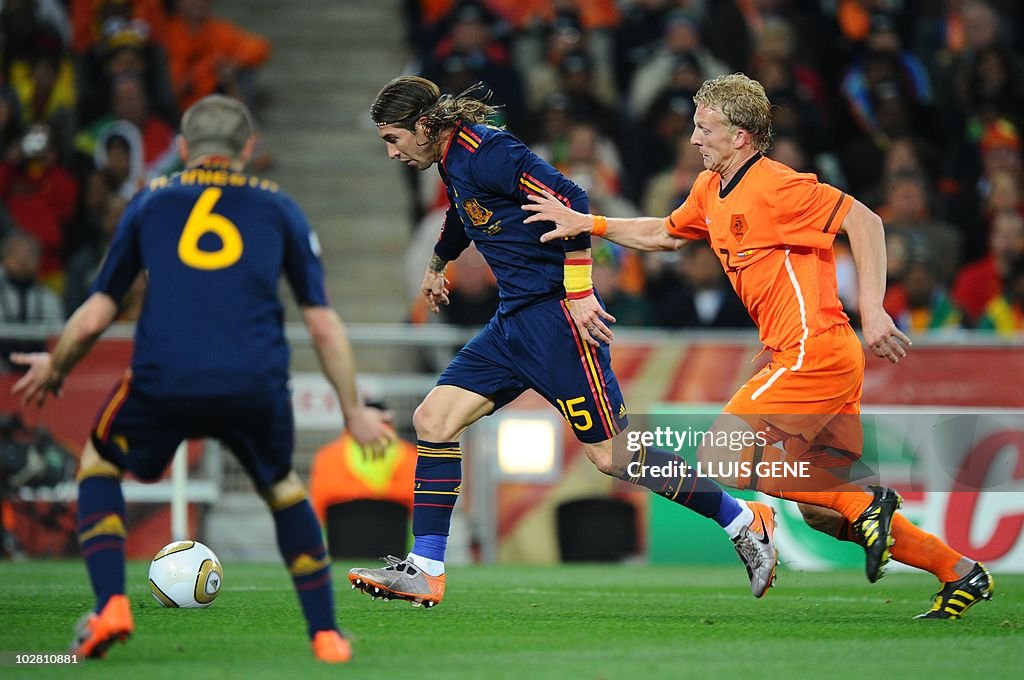 Spain's midfielder Andrés Iniesta (L) an