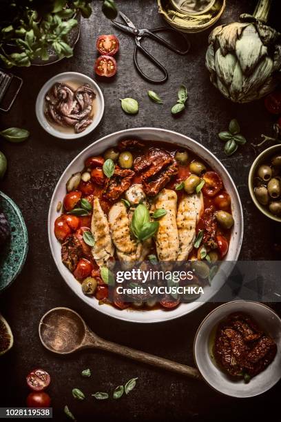 mediterranean chicken meat with tomatoes sauce - sonnengetrocknete tomate stock-fotos und bilder