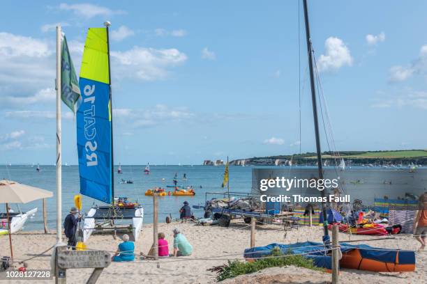 divers sports nautiques à studland beach dans le dorset - baie de studland photos et images de collection