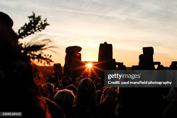 stonehenge - solsticio de verano fotografías e imágenes de stock