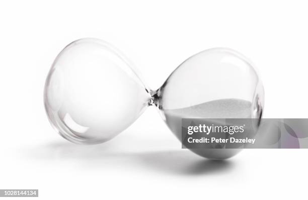 sand clock lying on its side - sablier photos et images de collection