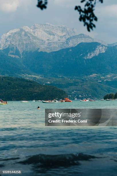 annecy lake - annecy stockfoto's en -beelden