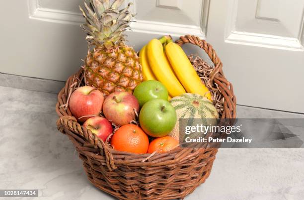 basket full of summer fruit - 5 al giorno foto e immagini stock