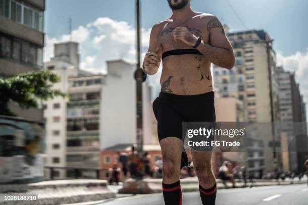 männlicher athlet läuft bei minhocao, sao paulo, brasilien - sweat band stock-fotos und bilder