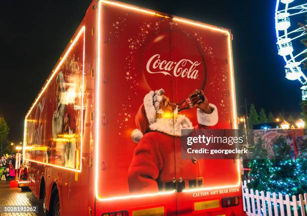coca-cola weihnachtstruck - werbung stock-fotos und bilder