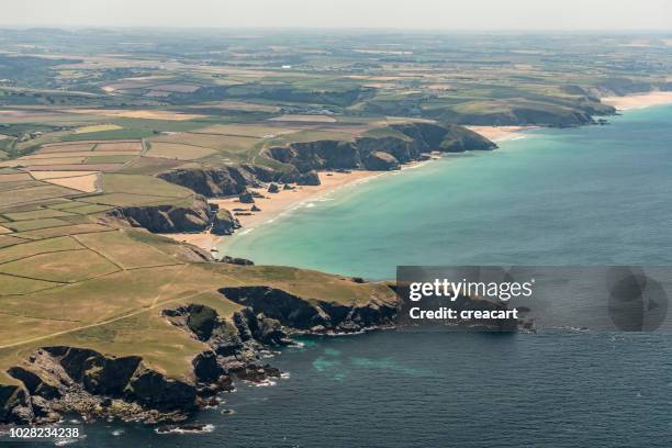 pasos de vista aérea bedruthan, mawgan porth hacia watergate bay, cornwall - mawgan porth fotografías e imágenes de stock