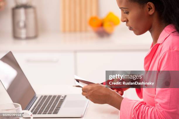 ihre online-kosten zu senken. - prämienkarte stock-fotos und bilder