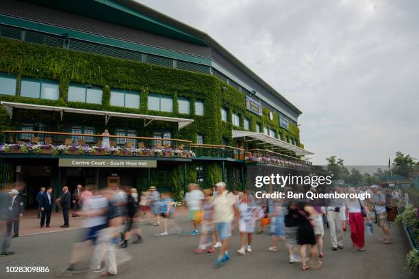 motion blur of fans walking past around centre court on grounds of the all england lawn tennis club, home to wimbledon championships - all england lawn tennis and croquet club stock-fotos und bilder