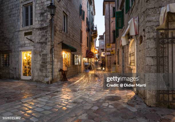 the streets of kotor old town in montenegro - 蒙特內哥�羅 個照片及圖片檔