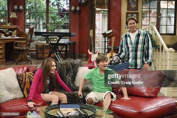 Sweet Home Hannah Montana" - The Stewarts move onto their new ranch home, but Miley and Lilly are aghast that Robby Ray has moved Miley's old bedroom...