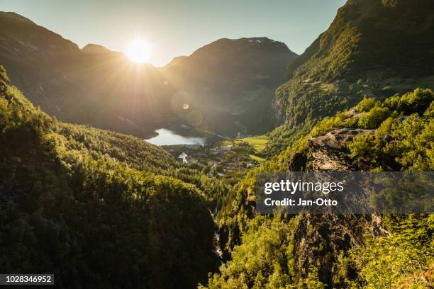 tal der geirangerfjord in norwegen - geiranger stock-fotos und bilder