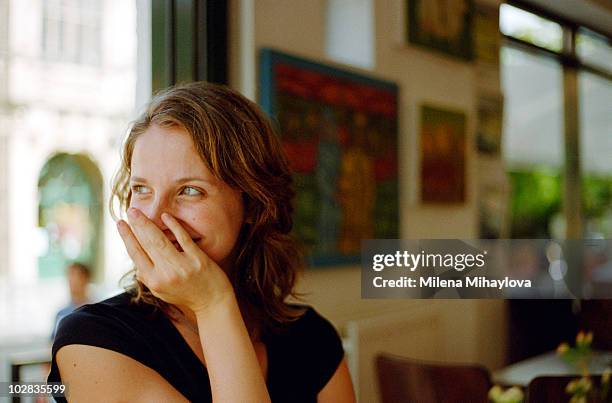 smile - mano tapando la boca fotografías e imágenes de stock