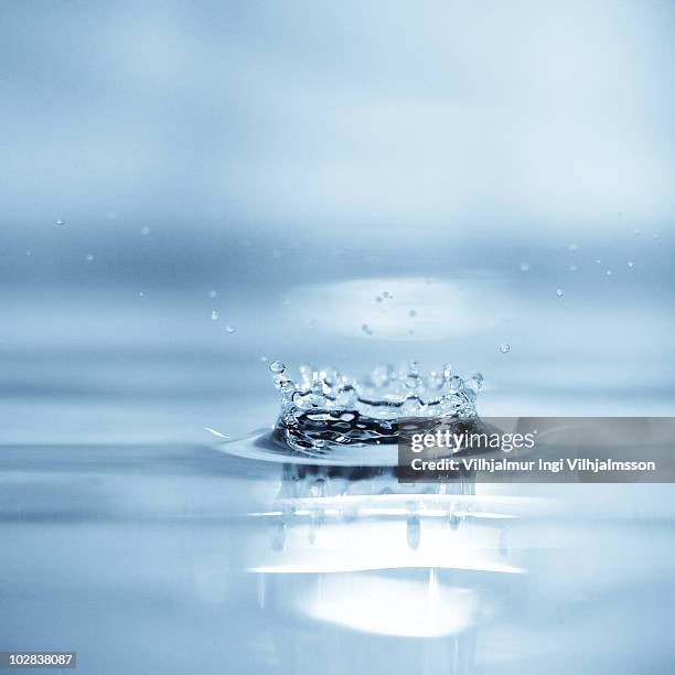 water drop splash - couronne d'eau photos et images de collection