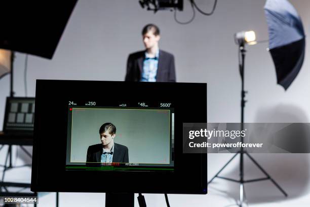 agente trabajando detrás de las escenas en una película fija - actor fotografías e imágenes de stock