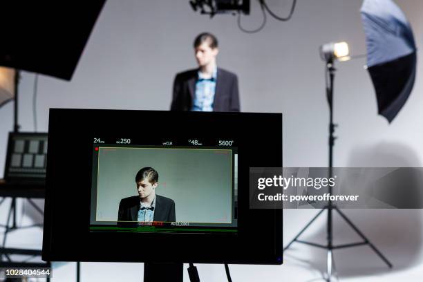 agente trabajando detrás de las escenas en una película fija - plató cine fotografías e imágenes de stock