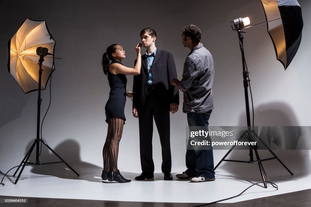 Kunstenaar van de make-up en garderobe Stylist bezig met acteur achter de schermen op een filmset