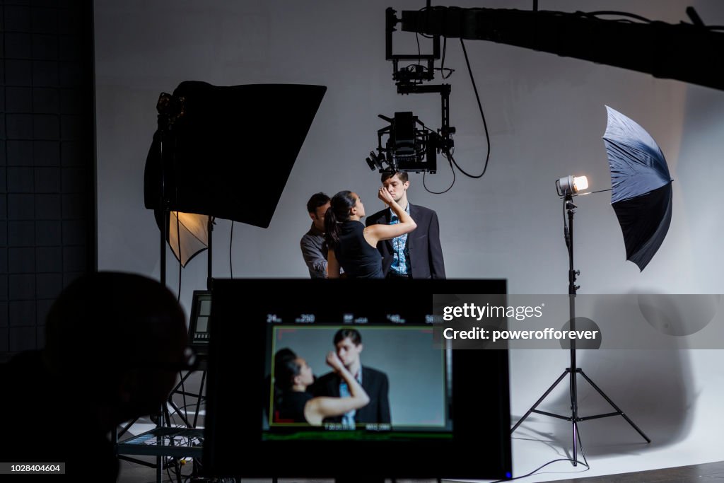 メイクアップ アーティストとスタイリストの俳優の舞台裏、映画のセットに取り組んで