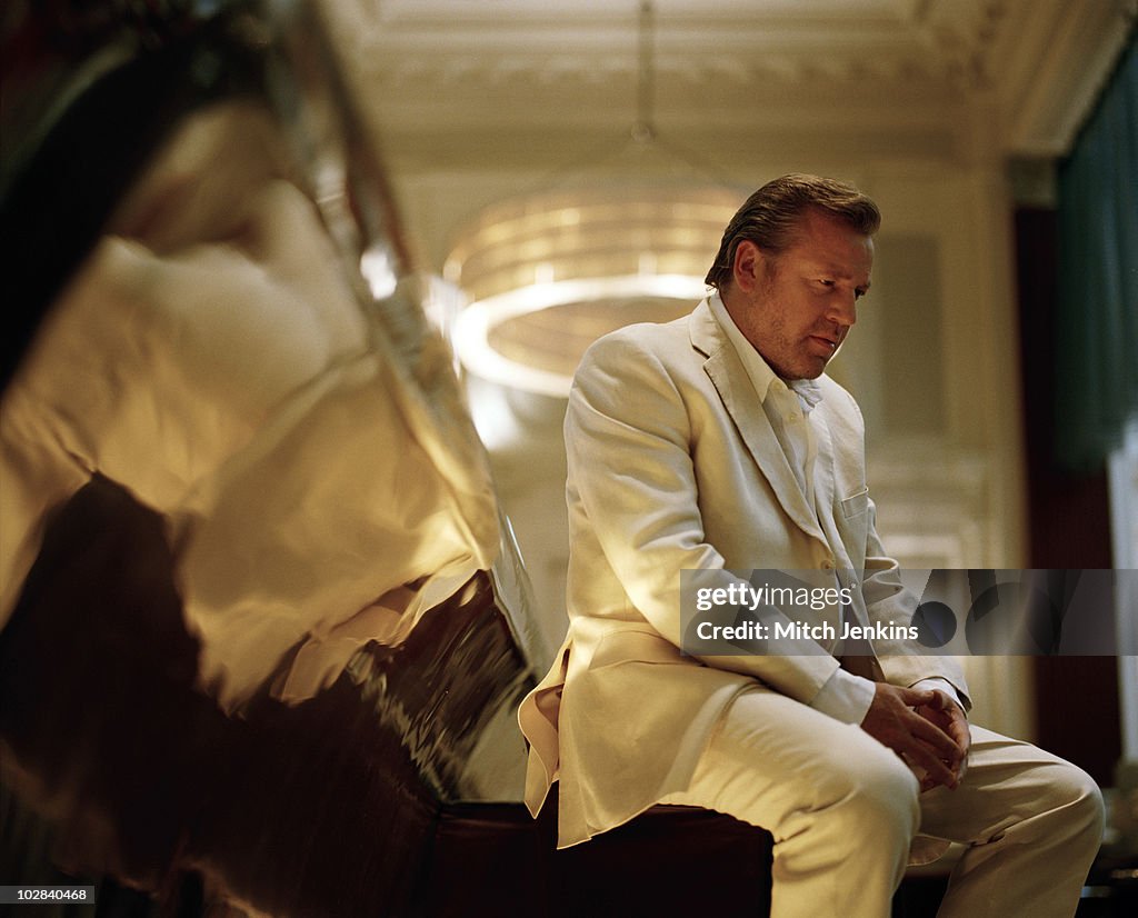 Actor Winstone Actor Ray Winstone poses for a portrait shoot on September 4, 2004 in ...
